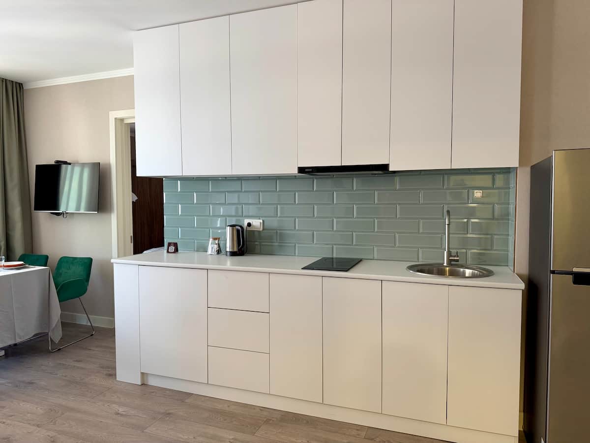Greenside Emerald
